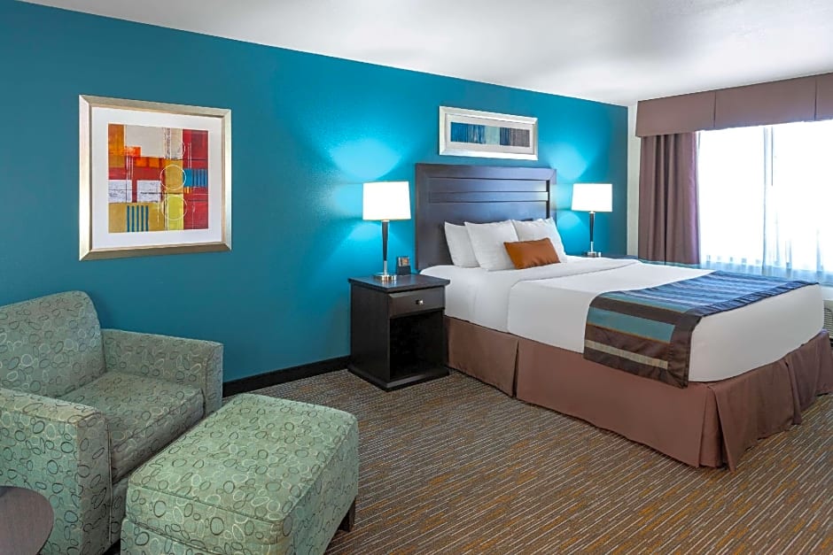Photo 1 of 2 of 1 King Bed, Mobility Accessible, Grab Bars, Bathtub