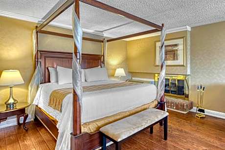 King Suite with Jetted Tub and Fireplace