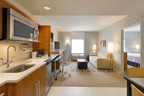 1 King Hearing Accessible Suite Non-Smoking