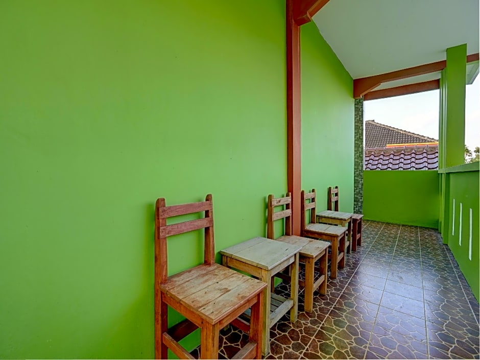 Hotel O Sahabat Syariah Near Plasa Telkom Bawean