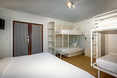 Private Deluxe Room (6 Adults)