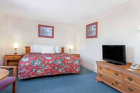 1 Queen Bed and 2 Double Beds, Family Suite, Non-Smoking