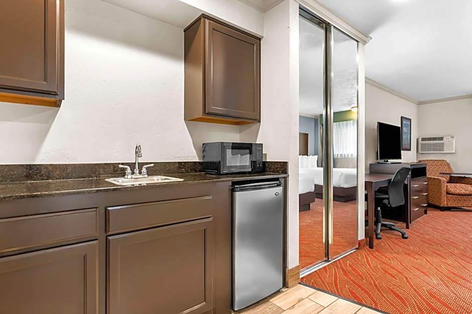 Best Western Plus Parkway Inn