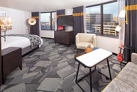 Oversize Corner King with Seating Area