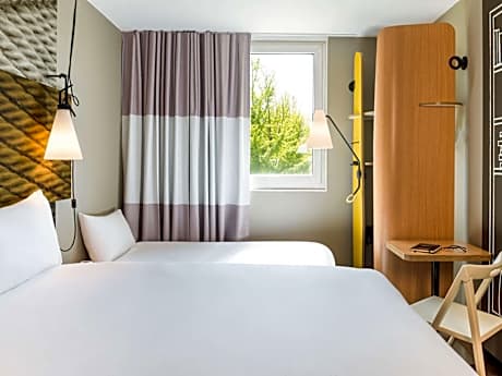 Standard Room with One Double Bed and One Single Bed