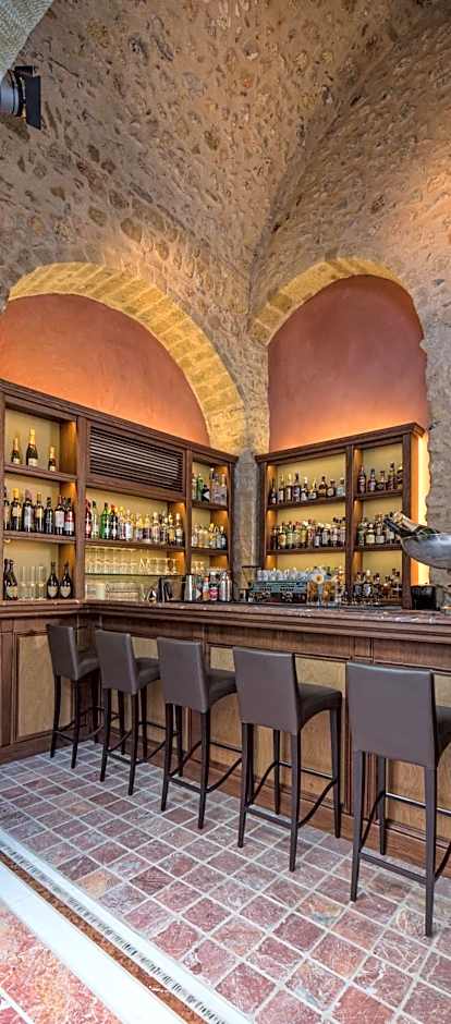 Moni Emvasis Luxury Suites