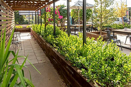 Deluxe Room (2 Adults + 1 Child)