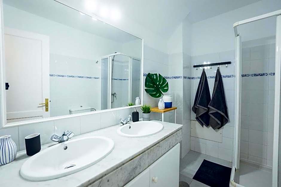 Central location in a great complex with 300mbps internet