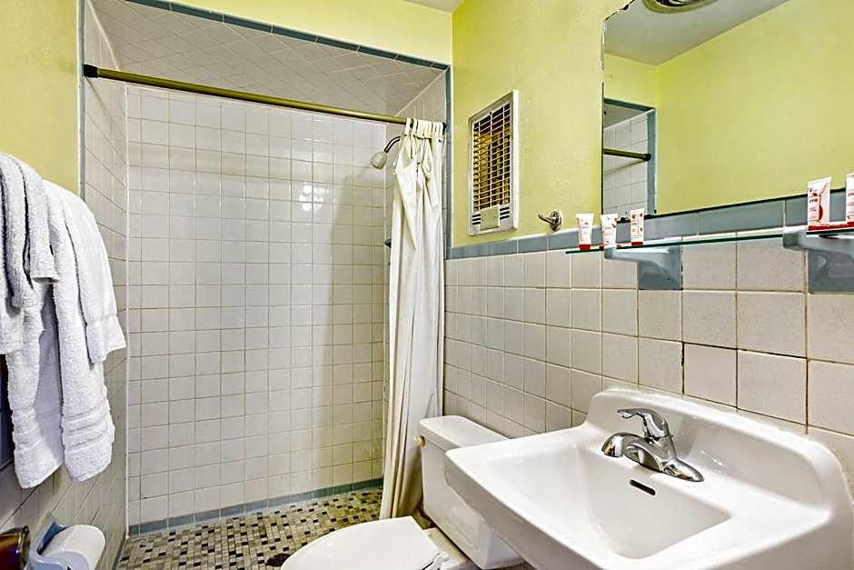 OYO Hotel Downtown Peoria IL I-74