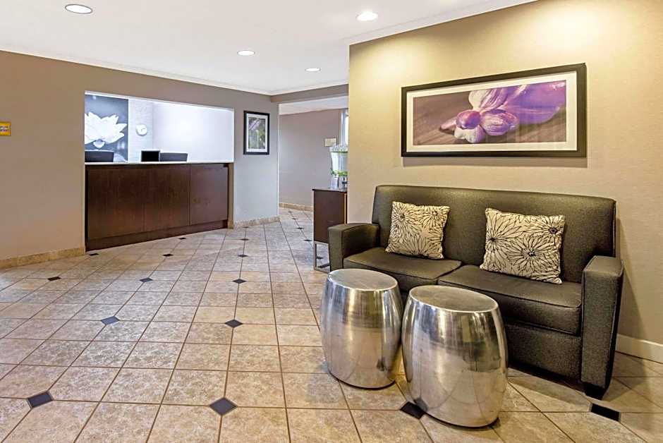 La Quinta Inn & Suites by Wyndham Harrisburg Airport Hershey