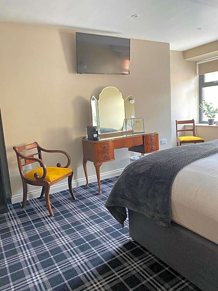 The Lounge Hotel & Bar