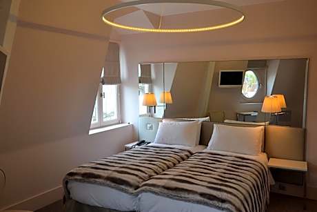 Family Room (3 Adults)