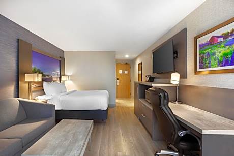 Queen Room with Sofa Bed - Non-Smoking
