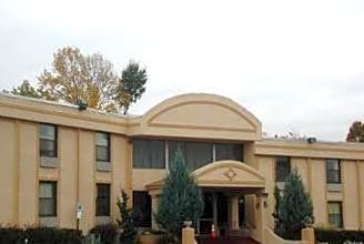 Town House Inn and Suites