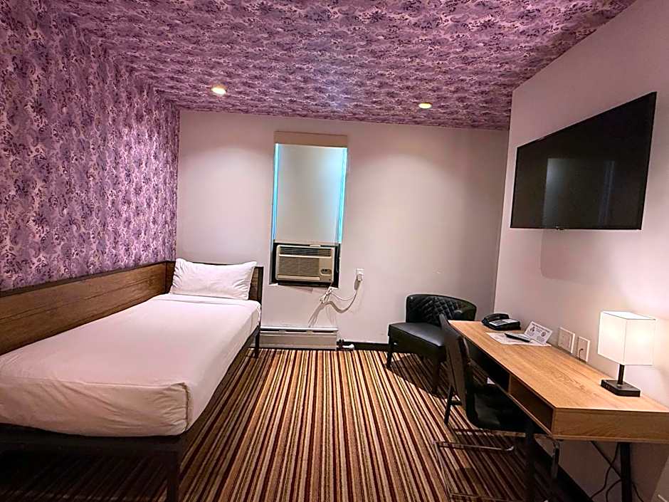 Night Hotel Broadway