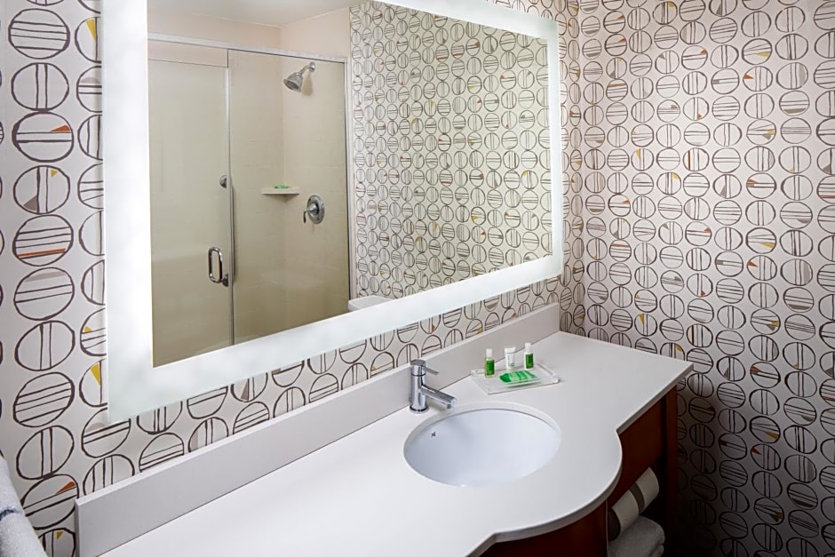 Holiday Inn Express & Suites Charlottesville, an IHG Hotel
