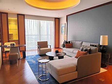Ambassador Suite, Executive lounge access, Suite, 1 King