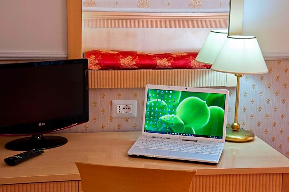 Hotel Arco Di Travertino