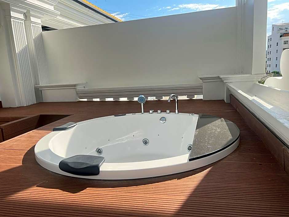 V20 Boutique Jacuzzi Hotel