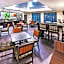 La Quinta Inn & Suites by Wyndham Houston Hobby Airport
