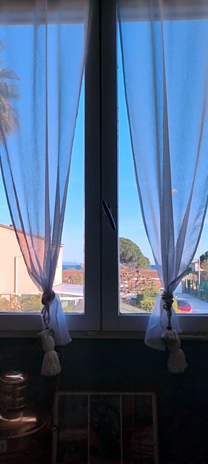 chambres bleues côté plage et aéroport climatisées et parking gratuit