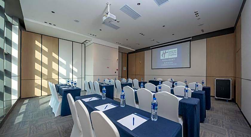 Holiday Inn Express Chongqing Caiyun Lake By IHG