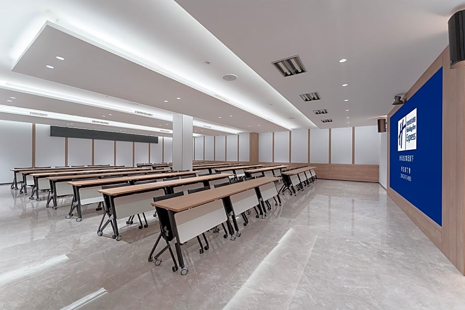 Holiday Inn Express Qingdao Shibei By IHG