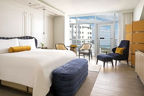 Club Partial Ocean View Room with 1 King Bed
