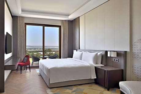 Executive Club Room, Club level, Guest room, 1 King, Golf View, Balcony with complimentary evening local tea experience