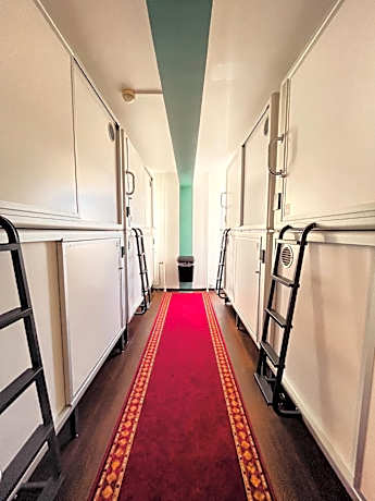 Double bed in a private Capsule (2 pax) - Upper level