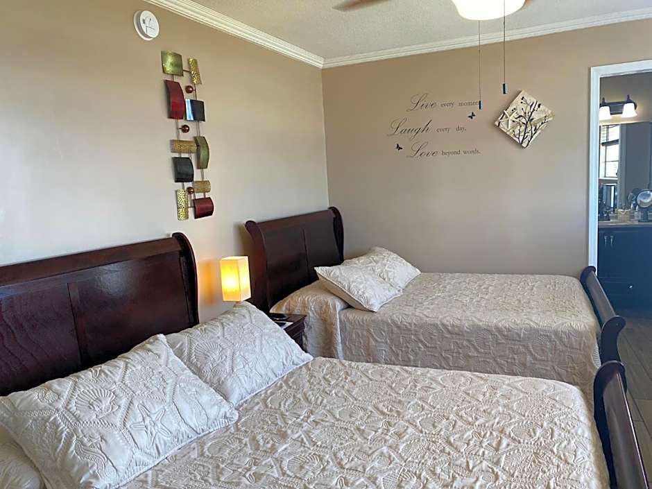 Ocean View Renovated Condo With Pool - DAYTONA BEACH