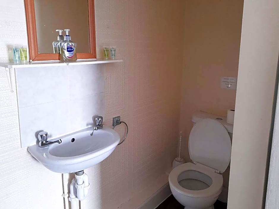 Irvine Riverside Guesthouse by Paymán Club