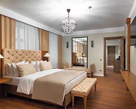 Deluxe King Suite