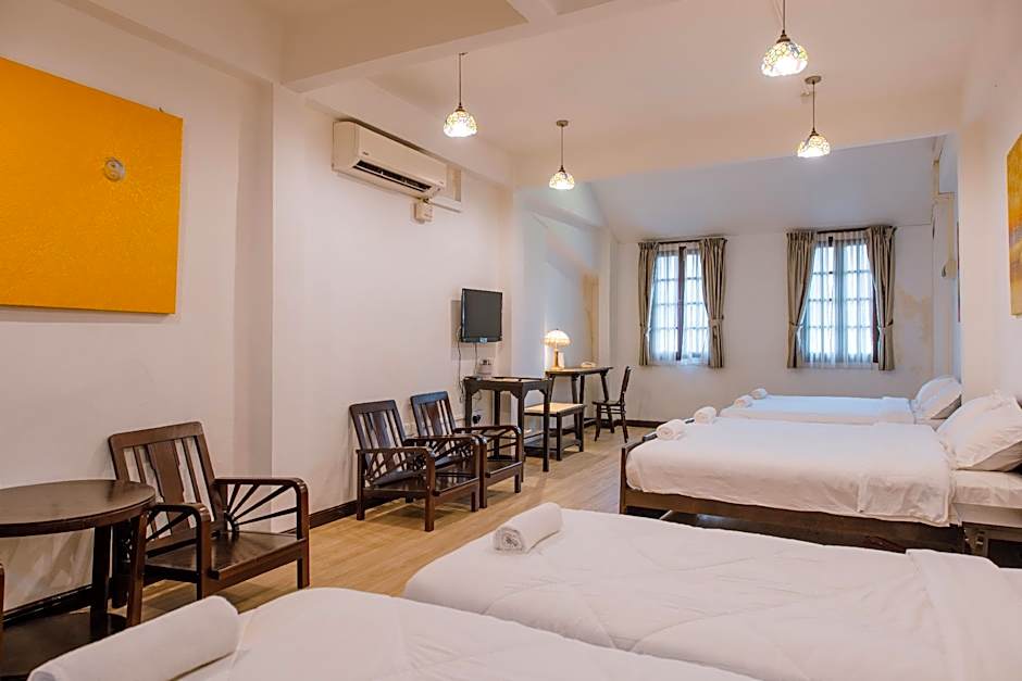 HEEREN BY THE RIVER HOTEL