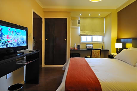 DOUBLE WITH DOUBLE BED