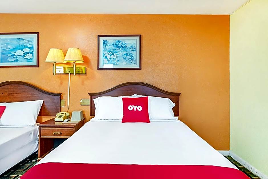 OYO Hotel Downtown Peoria IL I-74