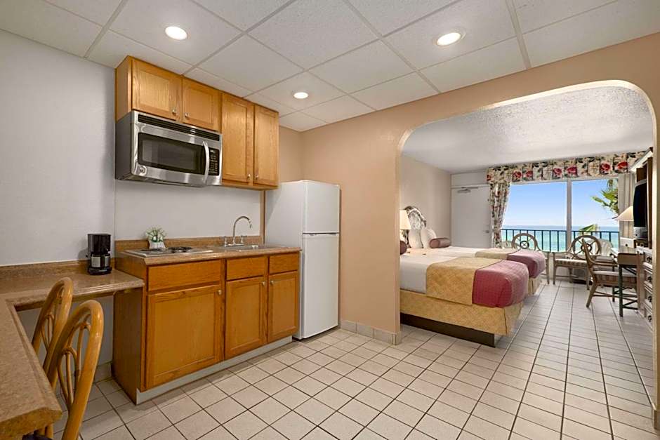 Days Inn by Wyndham Panama City Beach/Ocean Front
