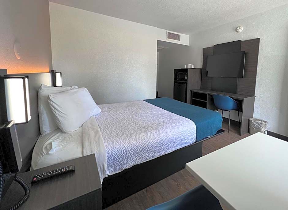 Motel 6-Bakersfield, CA - South