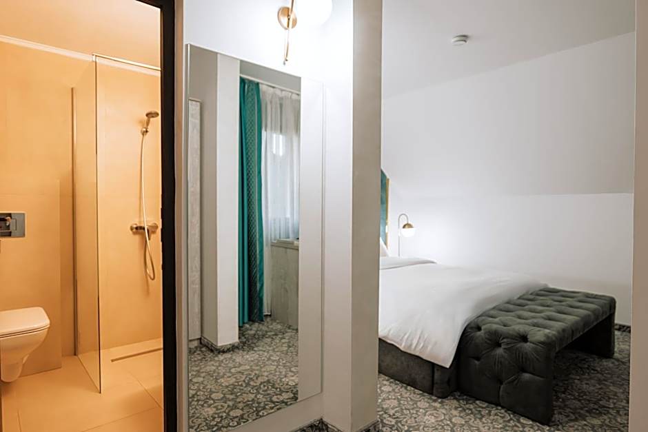 Suru Hotel & Restaurant