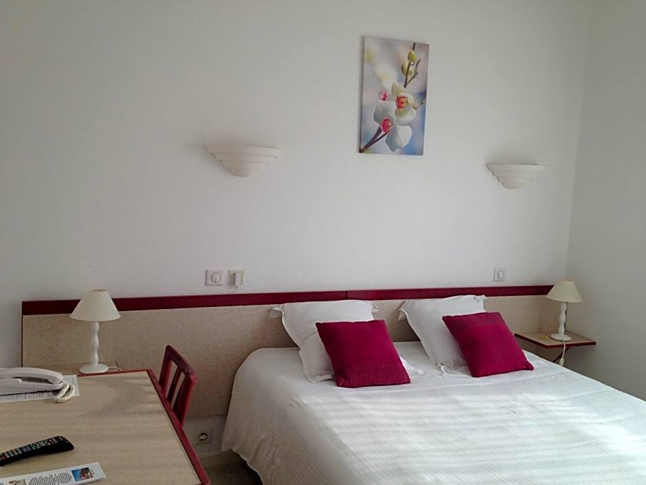 Photo 1 of 8 of Double Room - Street Side