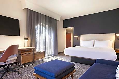 King Room with Bathtub - Mobility Access/Hearing Accessible