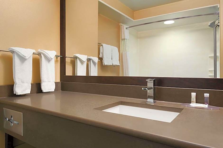 Days Inn & Suites by Wyndham Brandon