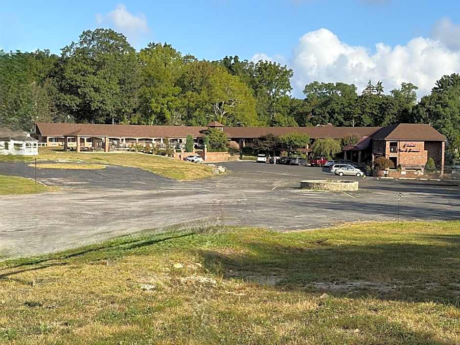 Chalet Inn & Suites