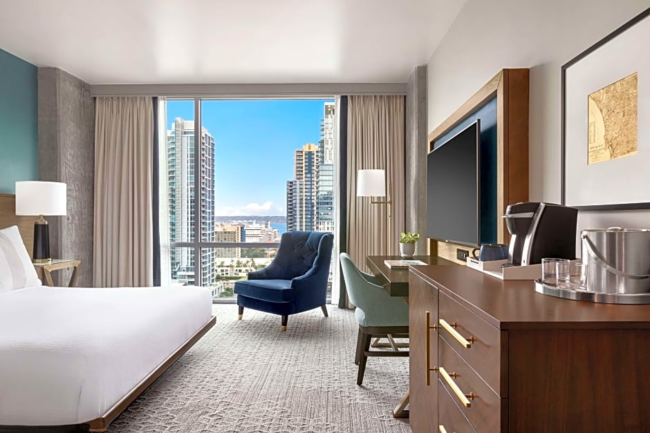 Photo 1 of 11 of 1 King Bed, City View, High Floor