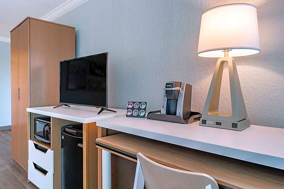 Dolphin Sands Clearwater Beach, an Ascend Collection Hotel