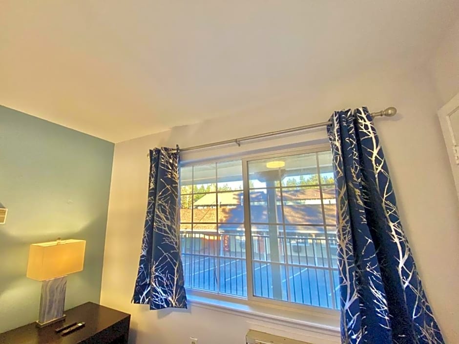 Bluebird Day Inn & Suites