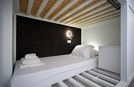 Bed in 8-Bed Dormitory Room - Women only