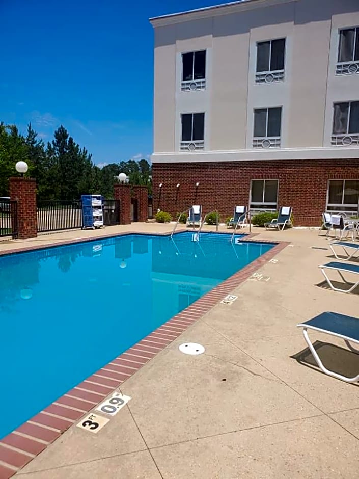 Holiday Inn Express Hotel & Suites Lucedale
