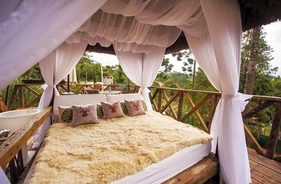 Chalét com jacuzzi sauna lareira e telao cinema