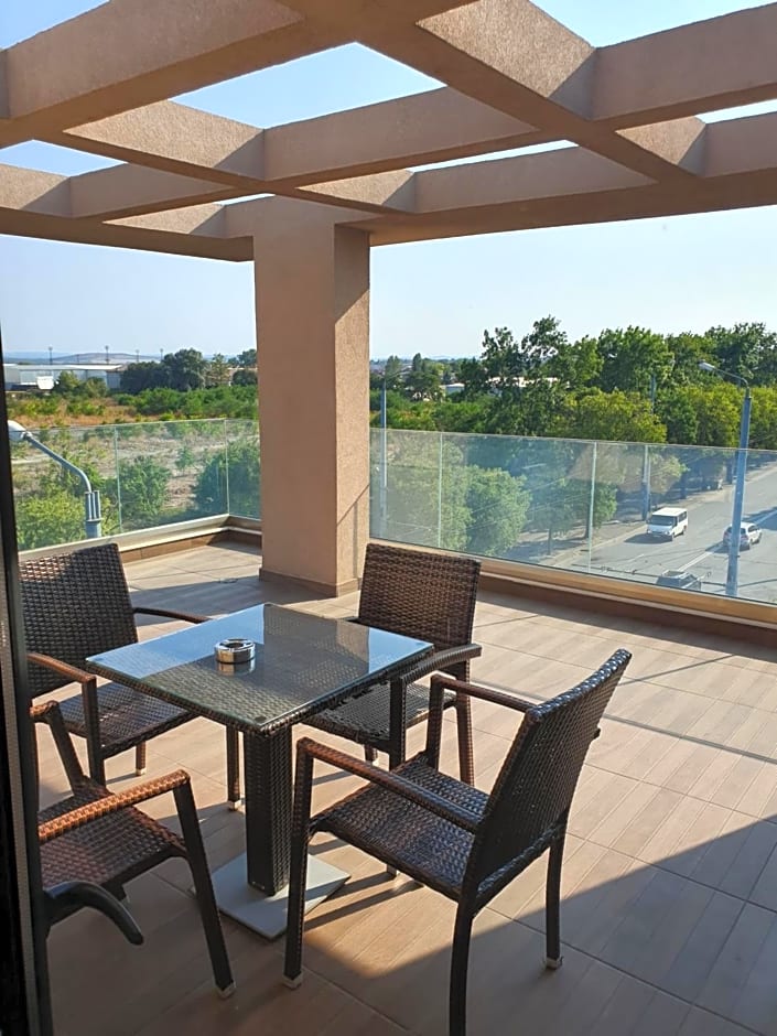 Family Hotel Novel City